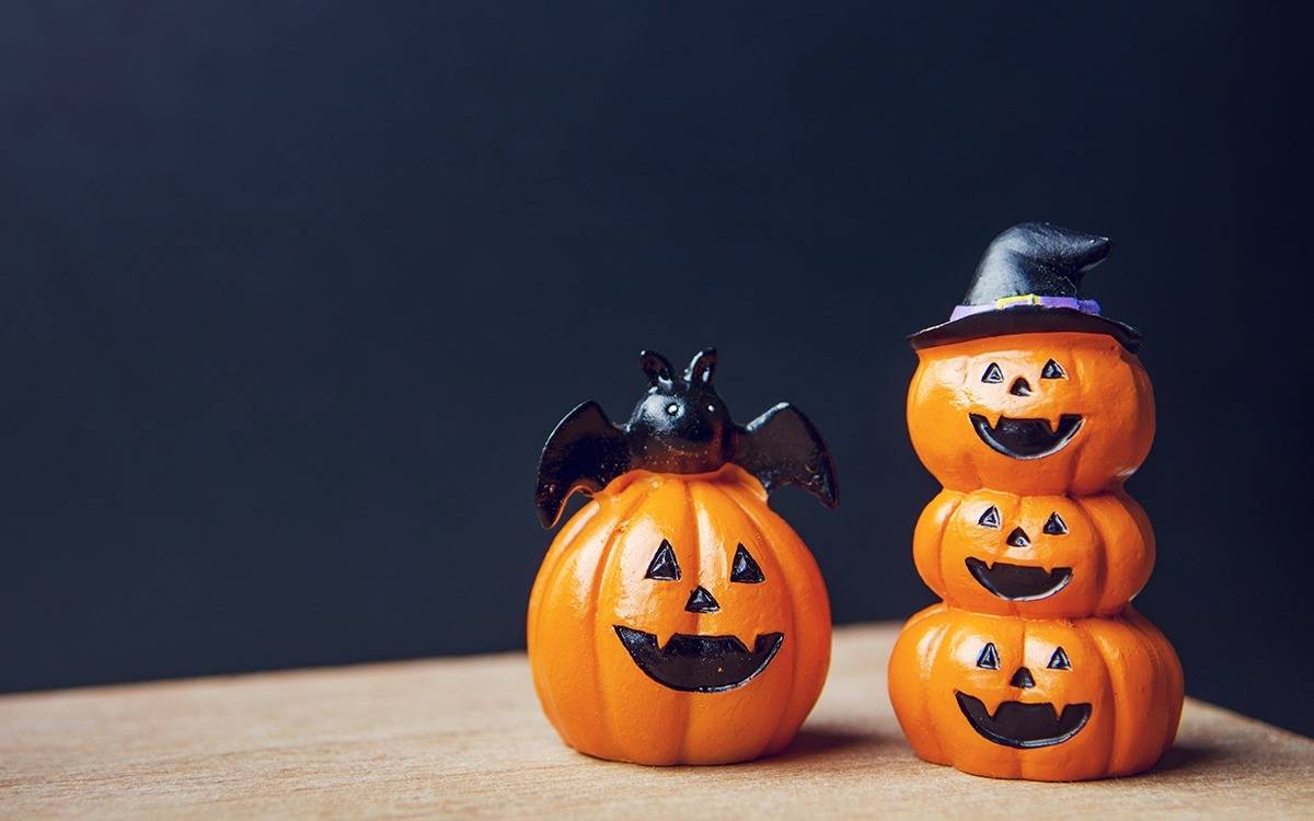 pumpkin decorations - three stacked with witch's hat one jack o lantern with bat on top